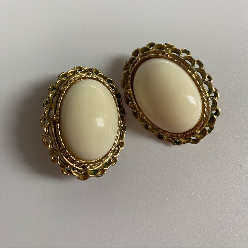 Sarah Coventry Elegant Gold metal and Cream Oval Earrings